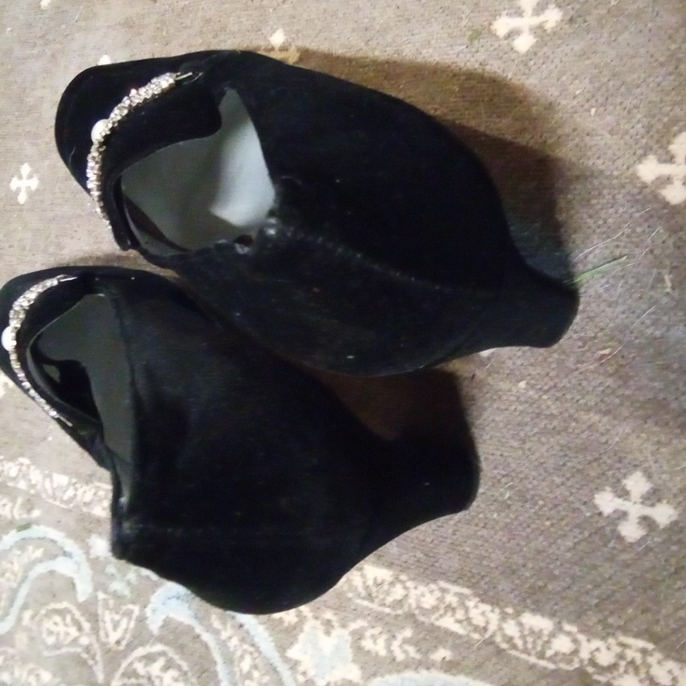 Nina beautiful velvet shoes with rhinestone and pearl embellishment. - Picture 3 of 3